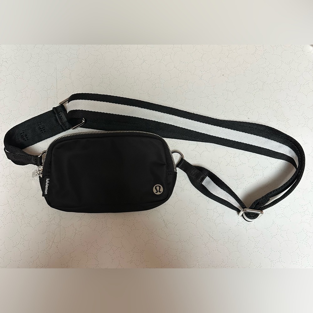 Lululemon everywhere belt bag